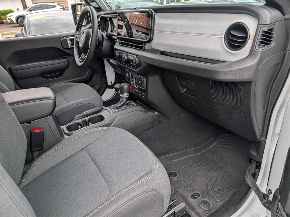 2025 Jeep JL Wrangler - Image 15 of 21