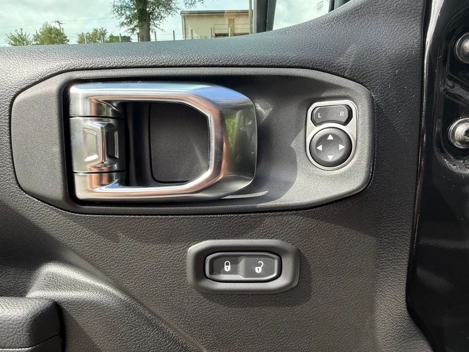2025 Jeep JL Wrangler - Image 13 of 21