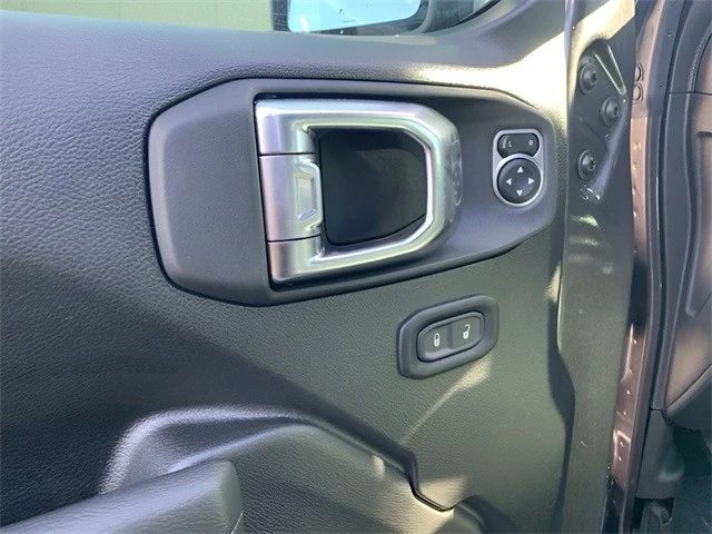 2025 Jeep JL Wrangler - Image 17 of 21