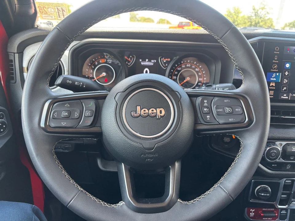 2025 Jeep JL Wrangler - Image 27 of 31