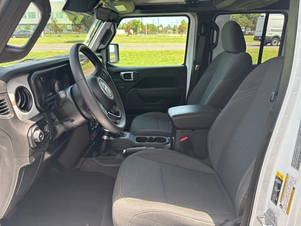 2025 Jeep JL Wrangler - Image 27 of 31