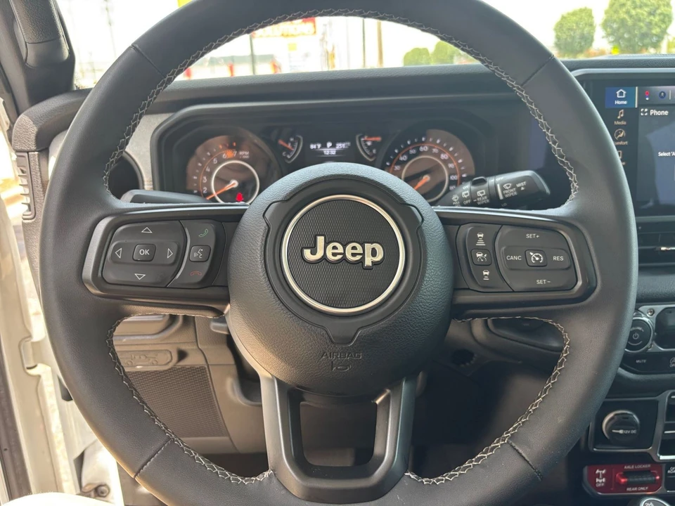 2025 Jeep JL Wrangler - Image 28 of 31