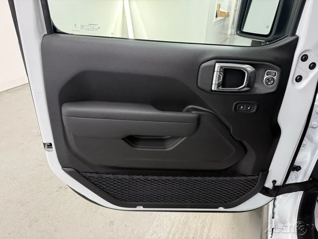 2025 Jeep JL Wrangler - Image 11 of 12