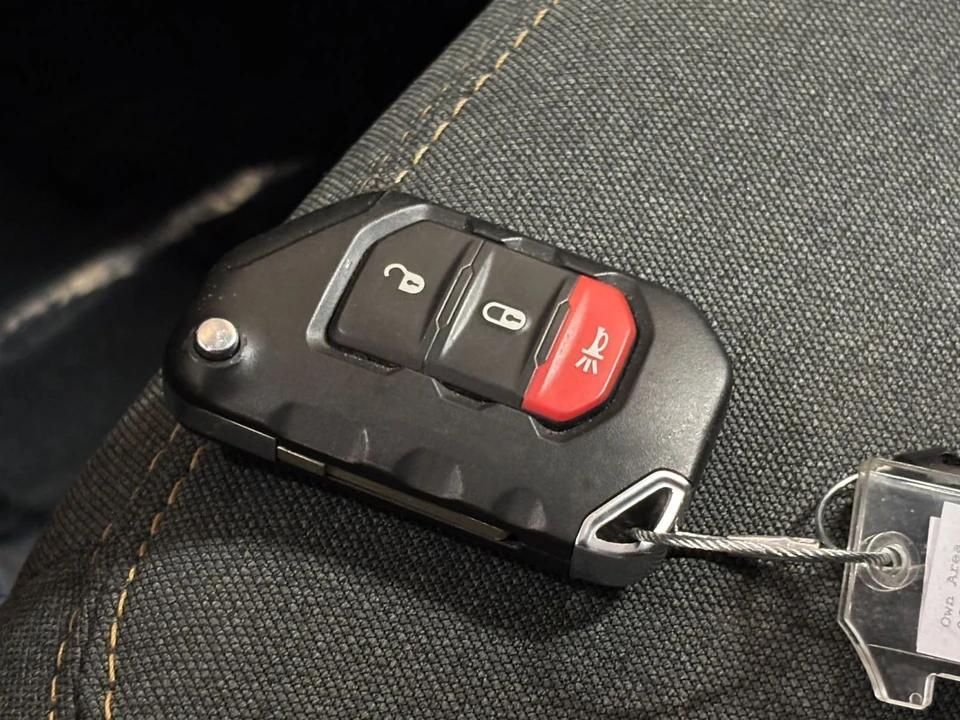 2025 Jeep JL Wrangler - Image 23 of 31