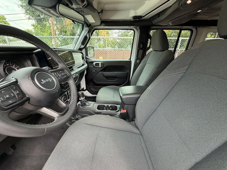 2025 Jeep JL Wrangler - Image 27 of 31