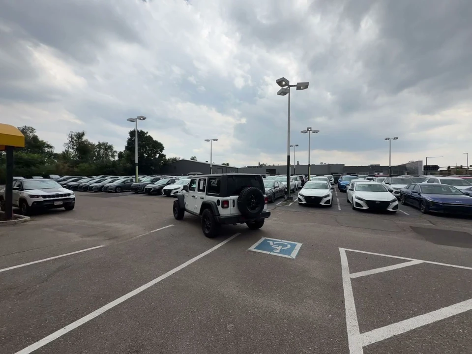 2025 Jeep JL Wrangler - Image 16 of 31