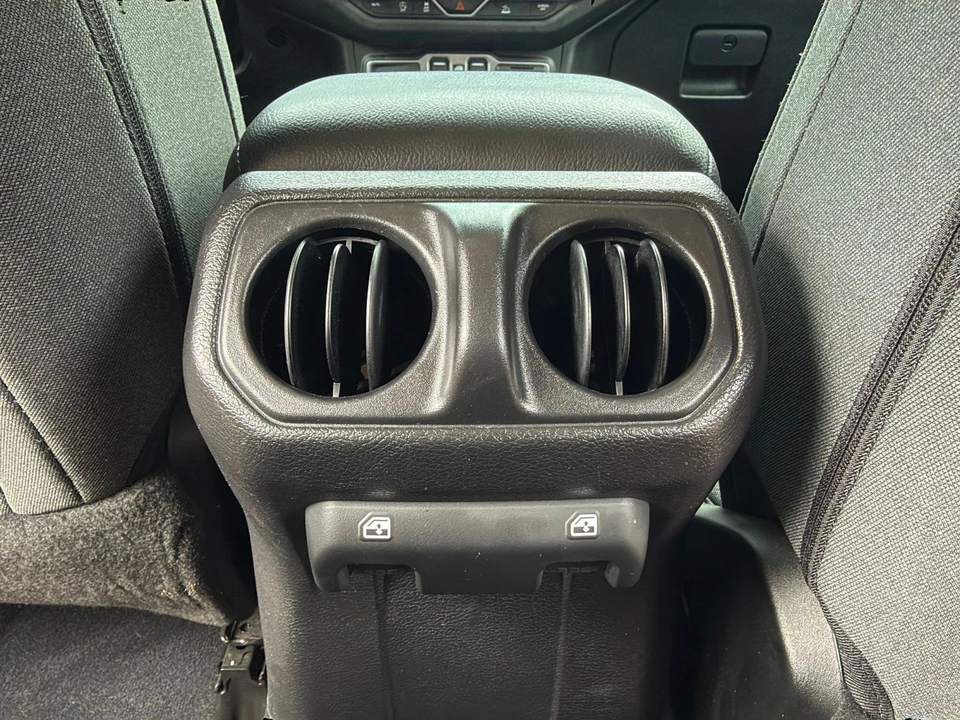 2025 Jeep JL Wrangler - Image 23 of 31
