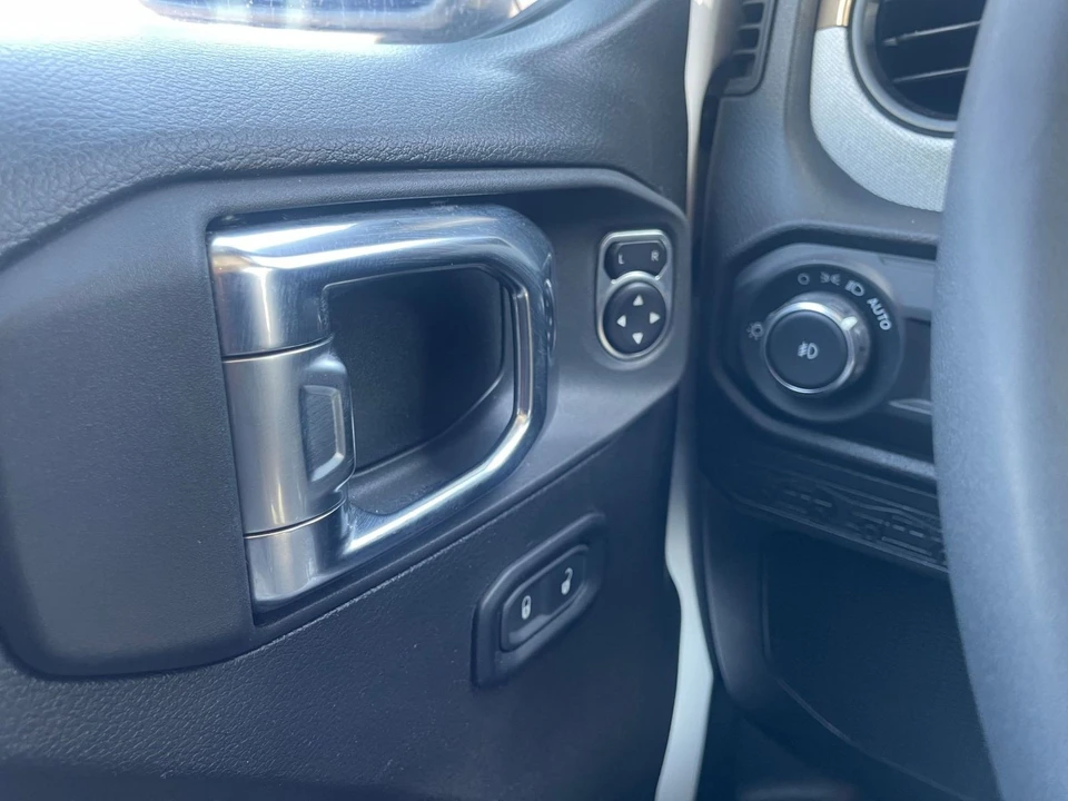 2025 Jeep JL Wrangler - Image 15 of 31
