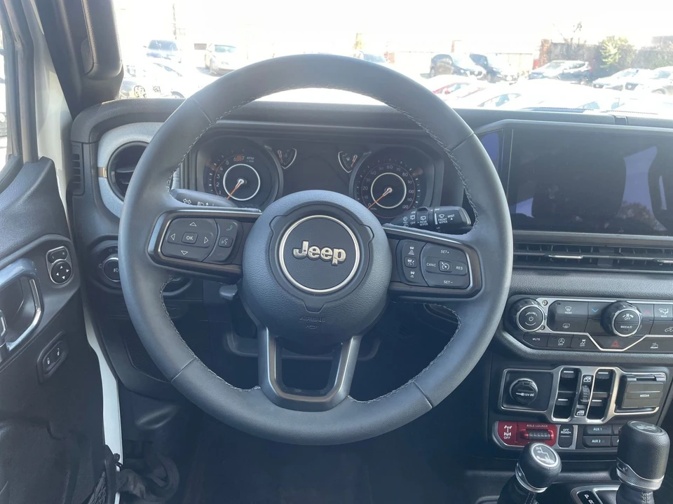2025 Jeep JL Wrangler - Image 30 of 31