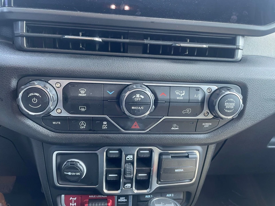 2025 Jeep JL Wrangler - Image 14 of 31