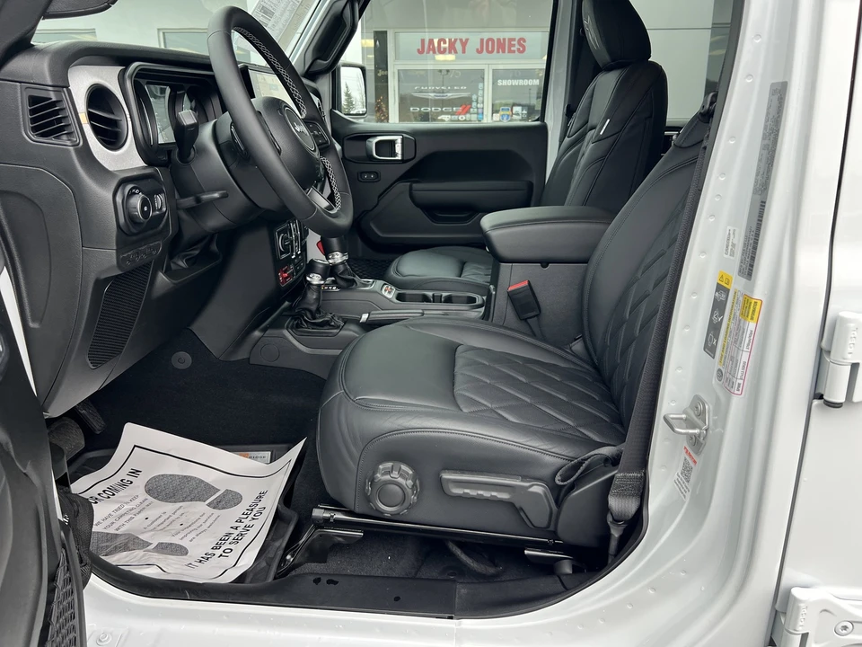 2025 Jeep JL Wrangler - Image 14 of 21