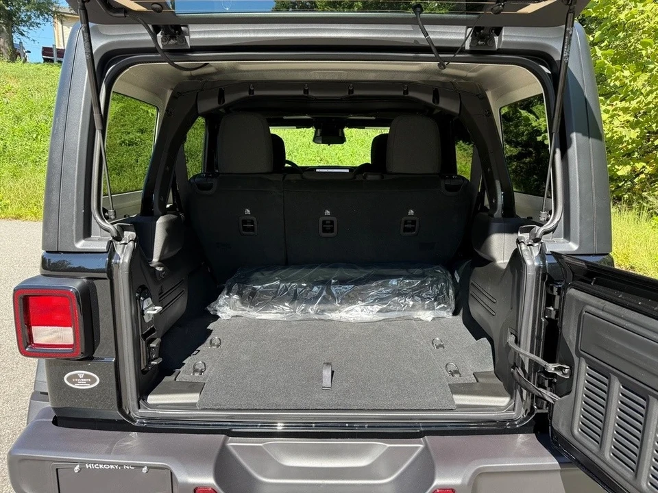 2025 Jeep JL Wrangler - Image 17 of 21