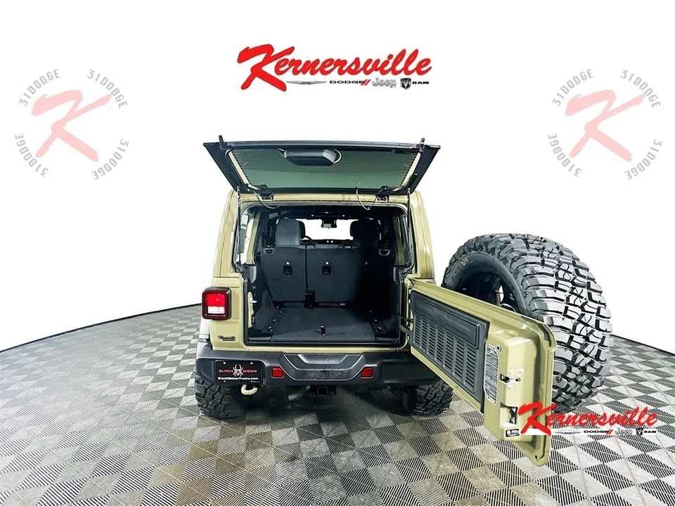 2025 Jeep JL Wrangler - Image 15 of 21