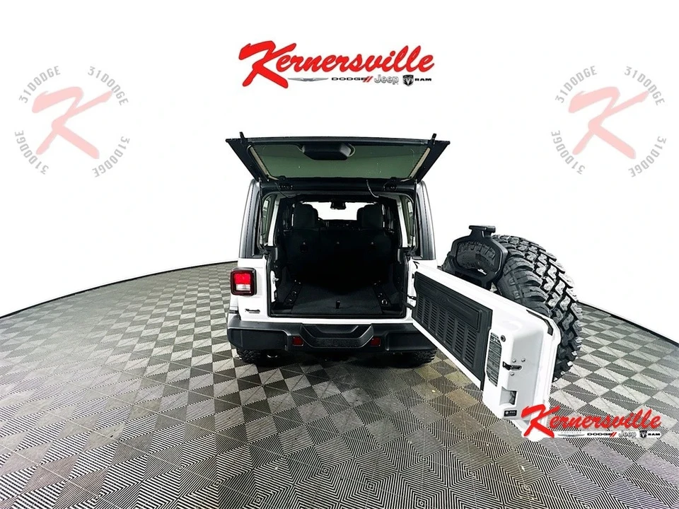 2025 Jeep JL Wrangler - Image 15 of 20