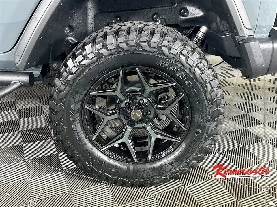 2025 Jeep JL Wrangler - Image 17 of 21