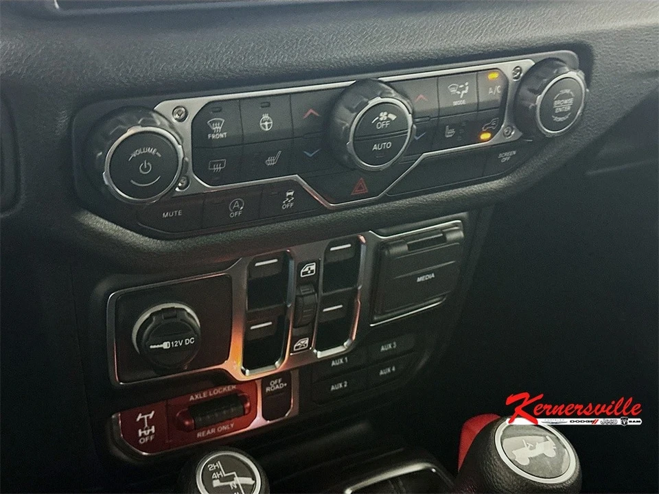 2025 Jeep JL Wrangler - Image 15 of 21