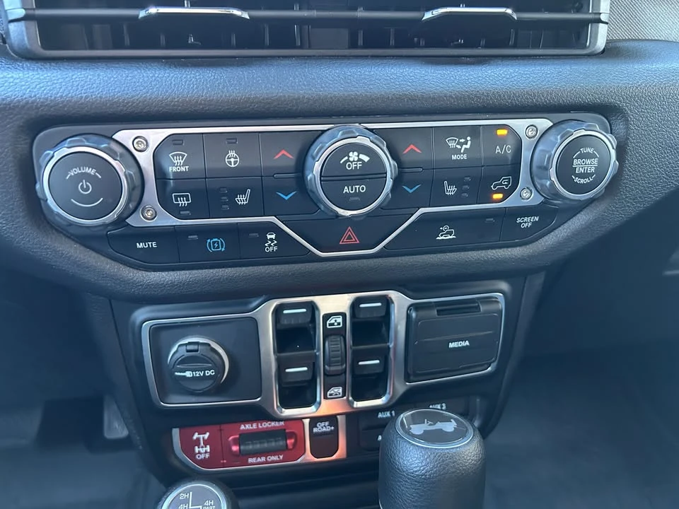 2025 Jeep JL Wrangler - Image 14 of 20