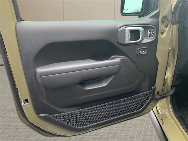 2025 Jeep JL Wrangler - Image 16 of 21