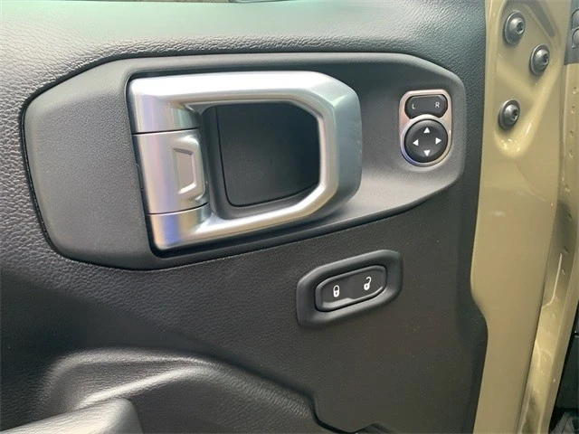 2025 Jeep JL Wrangler - Image 17 of 21