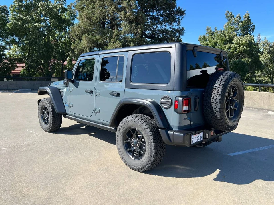 2025 Jeep JL Wrangler - Image 3 of 18