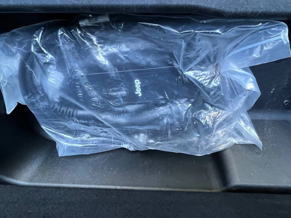 2025 Jeep JL Wrangler - Image 15 of 18