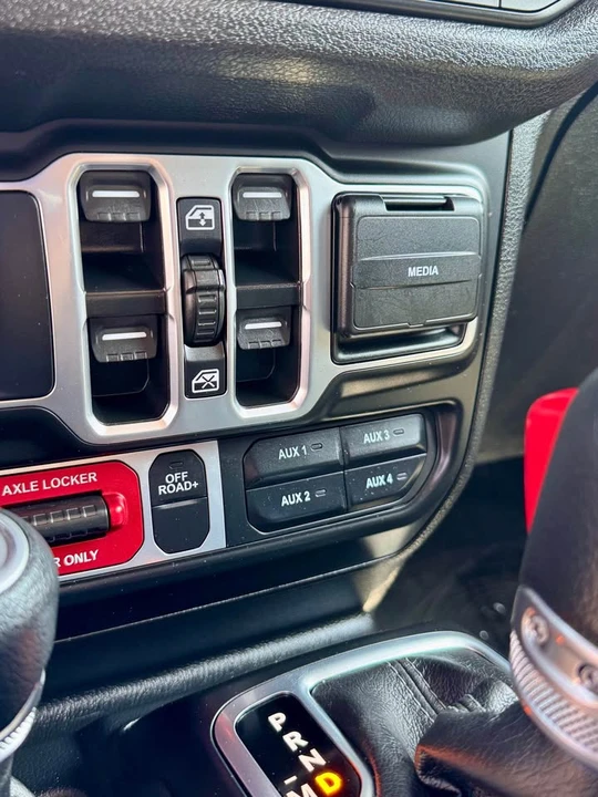 2025 Jeep JL Wrangler - Image 17 of 19