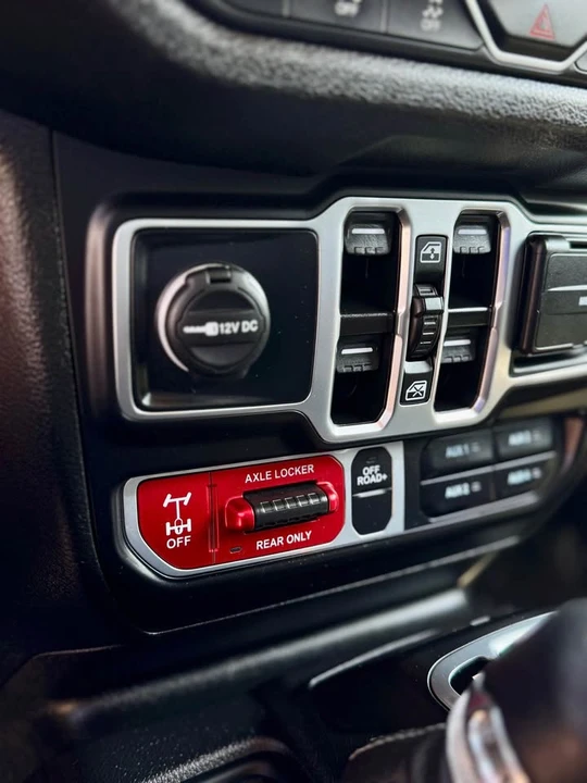 2025 Jeep JL Wrangler - Image 16 of 19