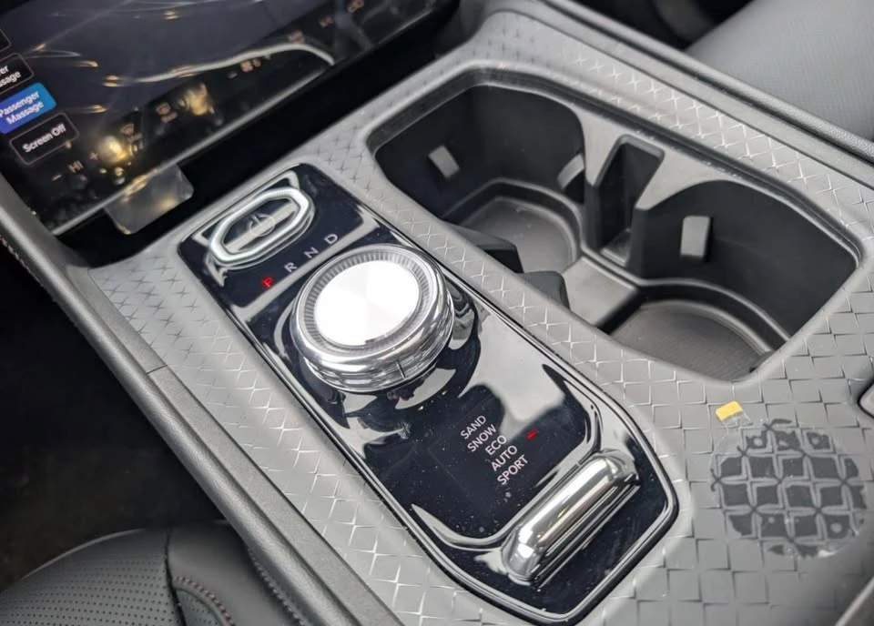 2025 Jeep Wagoneer S - Image 15 of 20