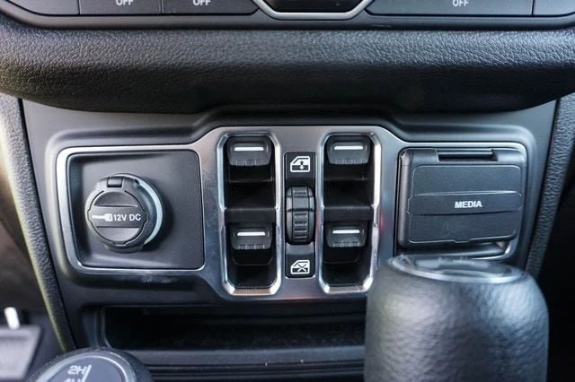 2025 Jeep JL Wrangler - Image 17 of 18