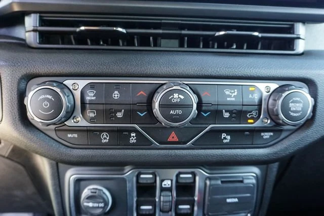 2025 Jeep JL Wrangler - Image 18 of 18