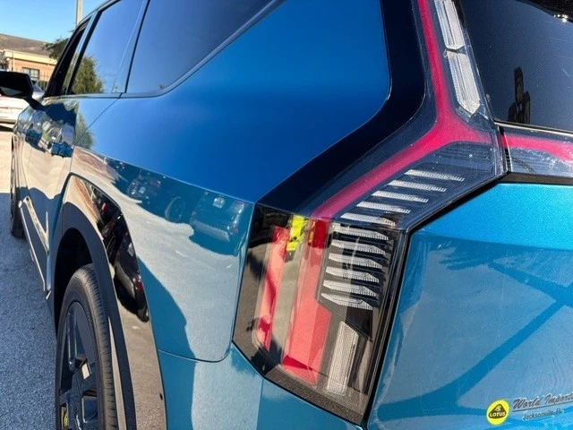2025 Kia EV9 - Image 18 of 21