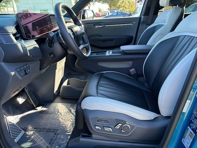 2025 Kia EV9 - Image 11 of 21