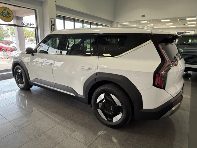 2025 Kia EV9 - Image 3 of 12