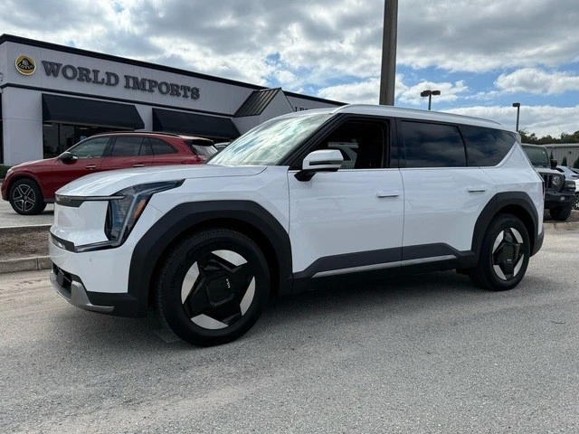 2025 Kia EV9 - Image 8 of 12
