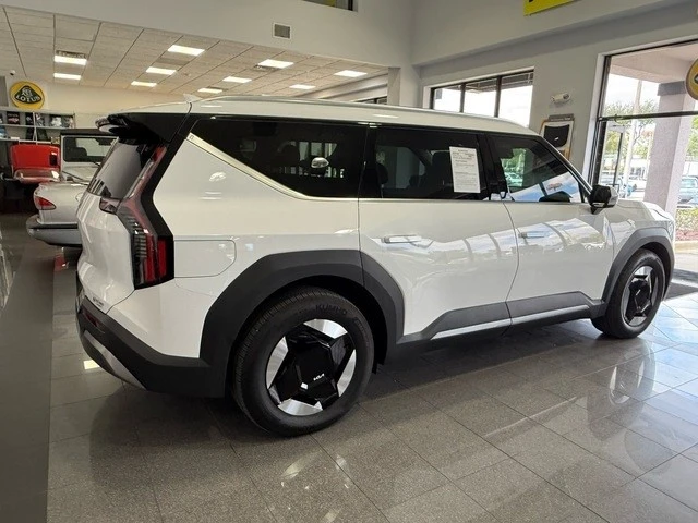 2025 Kia EV9 - Image 4 of 12
