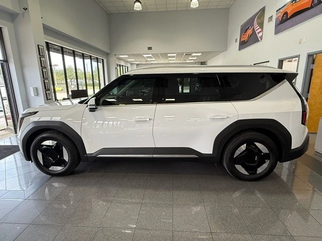 2025 Kia EV9 - Image 2 of 12