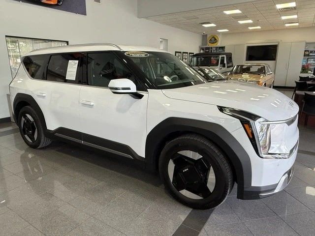 2025 Kia EV9 - Image 6 of 12