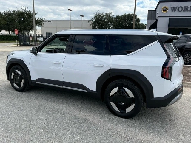 2025 Kia EV9 - Image 9 of 12