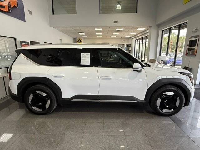 2025 Kia EV9 - Image 5 of 12