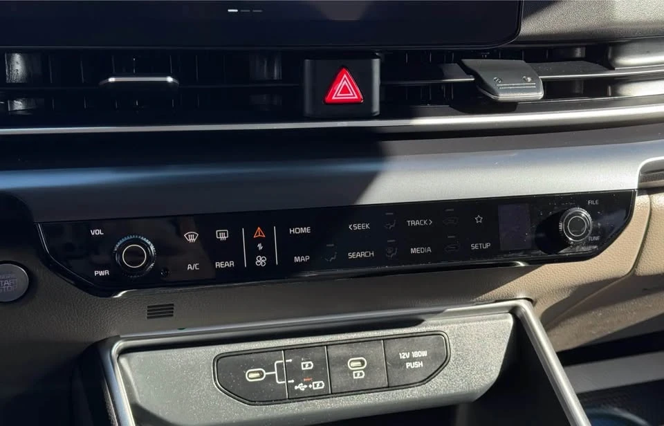 2025 Kia Carnival - Image 15 of 20