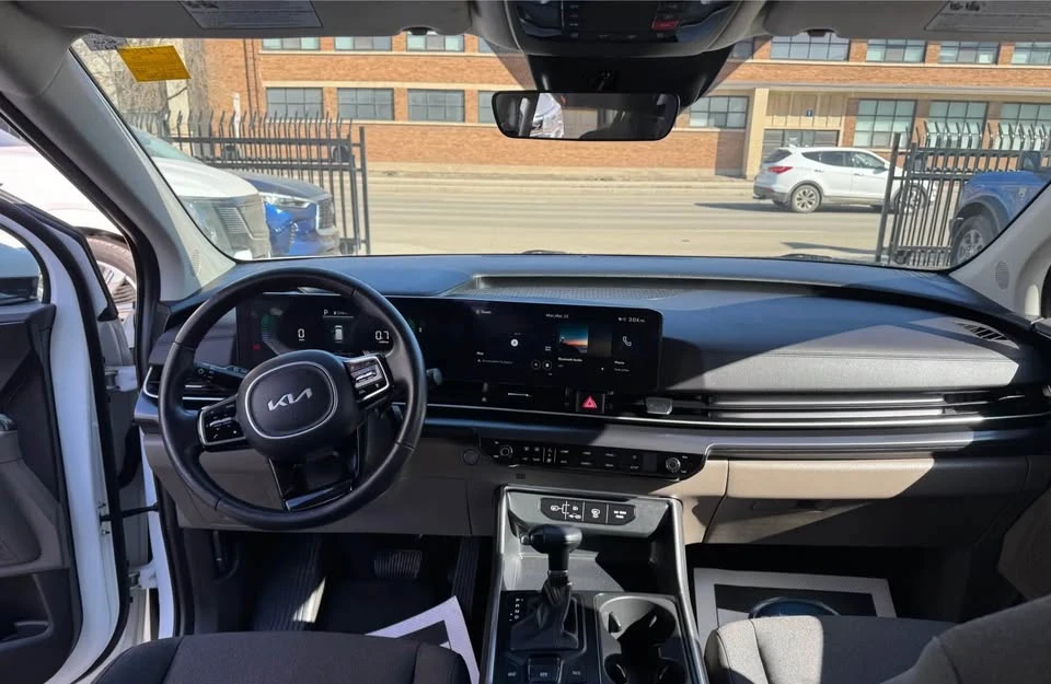 2025 Kia Carnival - Image 8 of 20