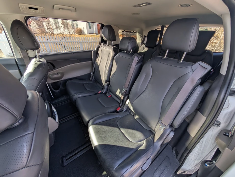 2025 Kia Carnival - Image 16 of 21