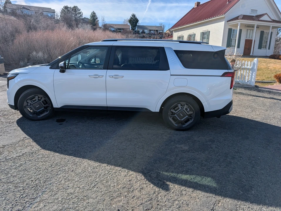 2025 Kia Carnival - Image 18 of 21