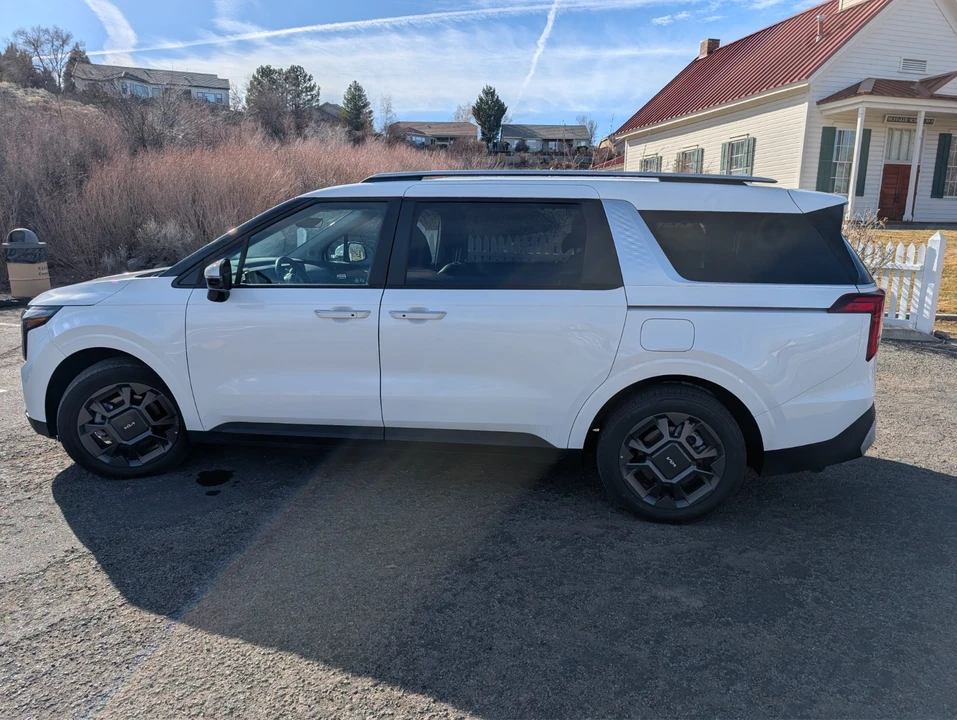 2025 Kia Carnival - Image 17 of 21