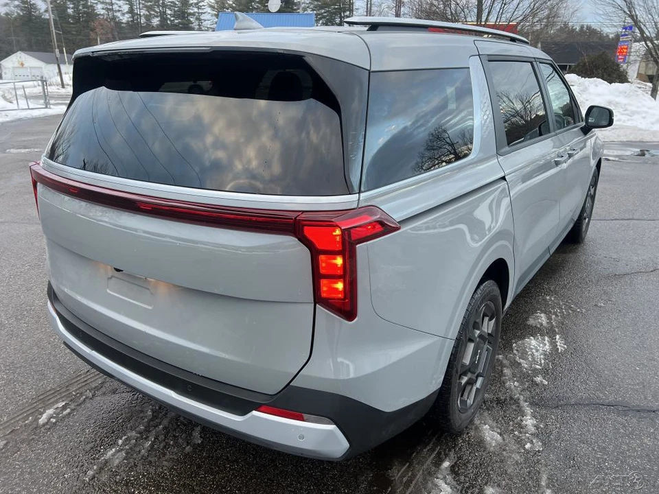 2025 Kia Carnival - Image 9 of 12