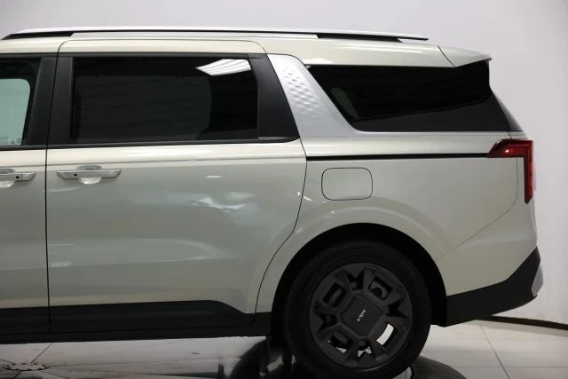 2025 Kia Carnival - Image 9 of 12