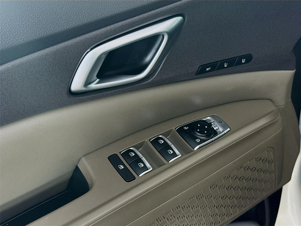 2025 Kia Carnival - Image 18 of 21