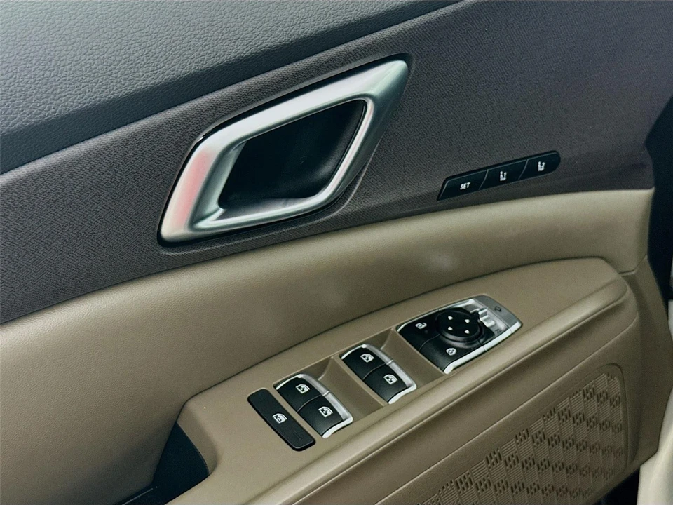 2025 Kia Carnival - Image 9 of 13
