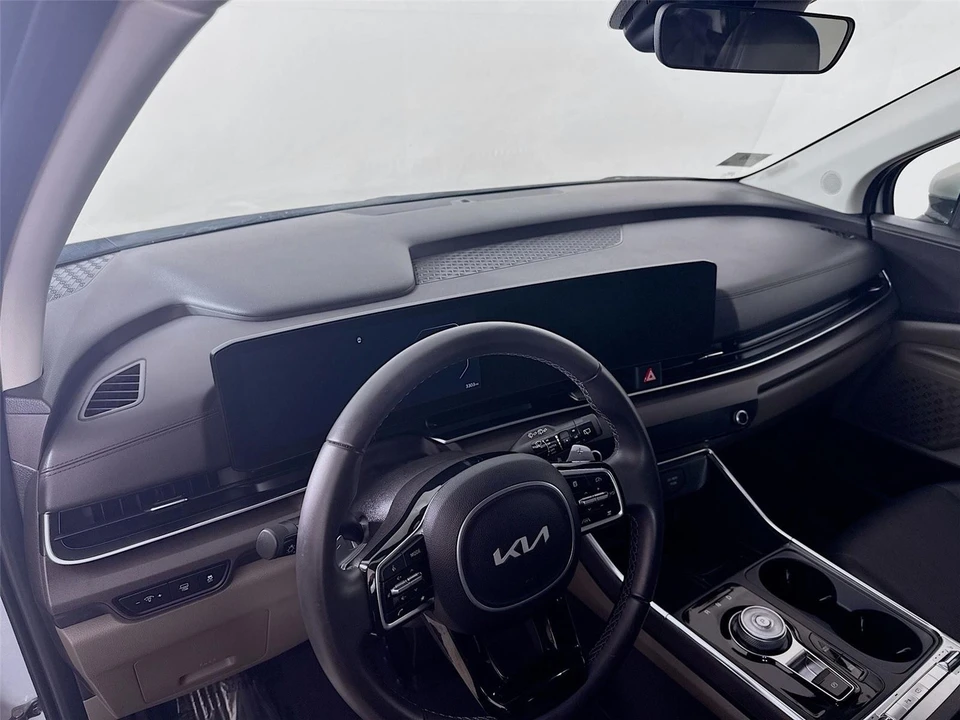 2025 Kia Carnival - Image 9 of 21