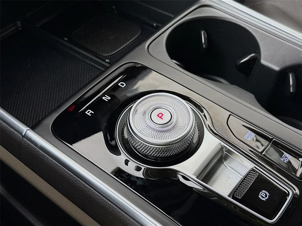 2025 Kia Carnival - Image 17 of 21